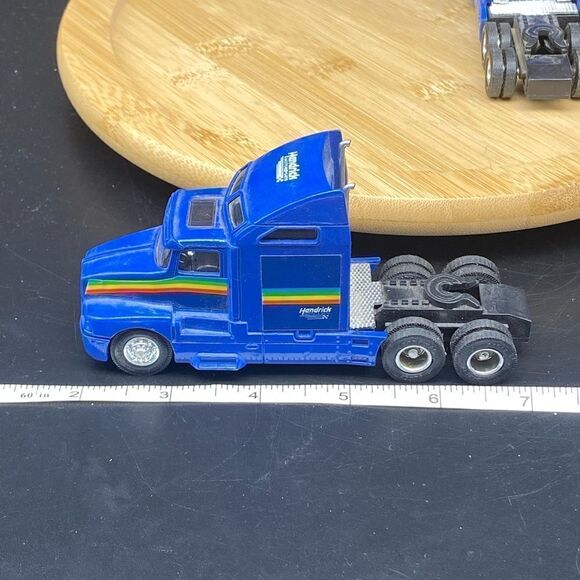 2 loose Jeff Gordon Hendrick 5” semi tractor without trailers in good condition - Picture 7 of 9